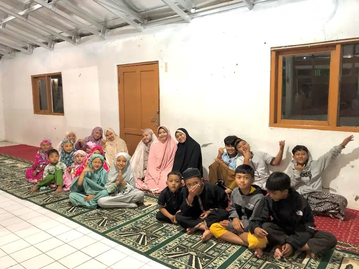 Artikel KKN Universitas Al Ghifari: Mengukir Akhlak Qur’ani: Mengajar Ngaji Malam  Anak-anak di Desa Santosa